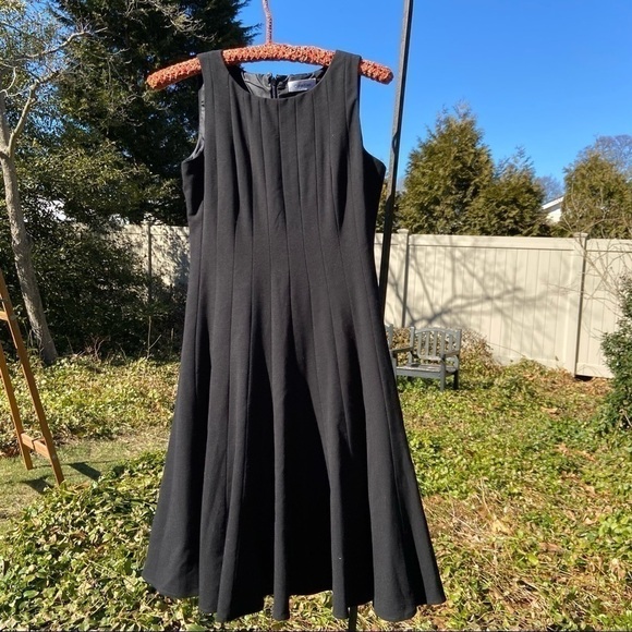 Calvin Klein petit LBD to accentuate your figure and boost your ego. Fit n flare - Picture 2 of 9